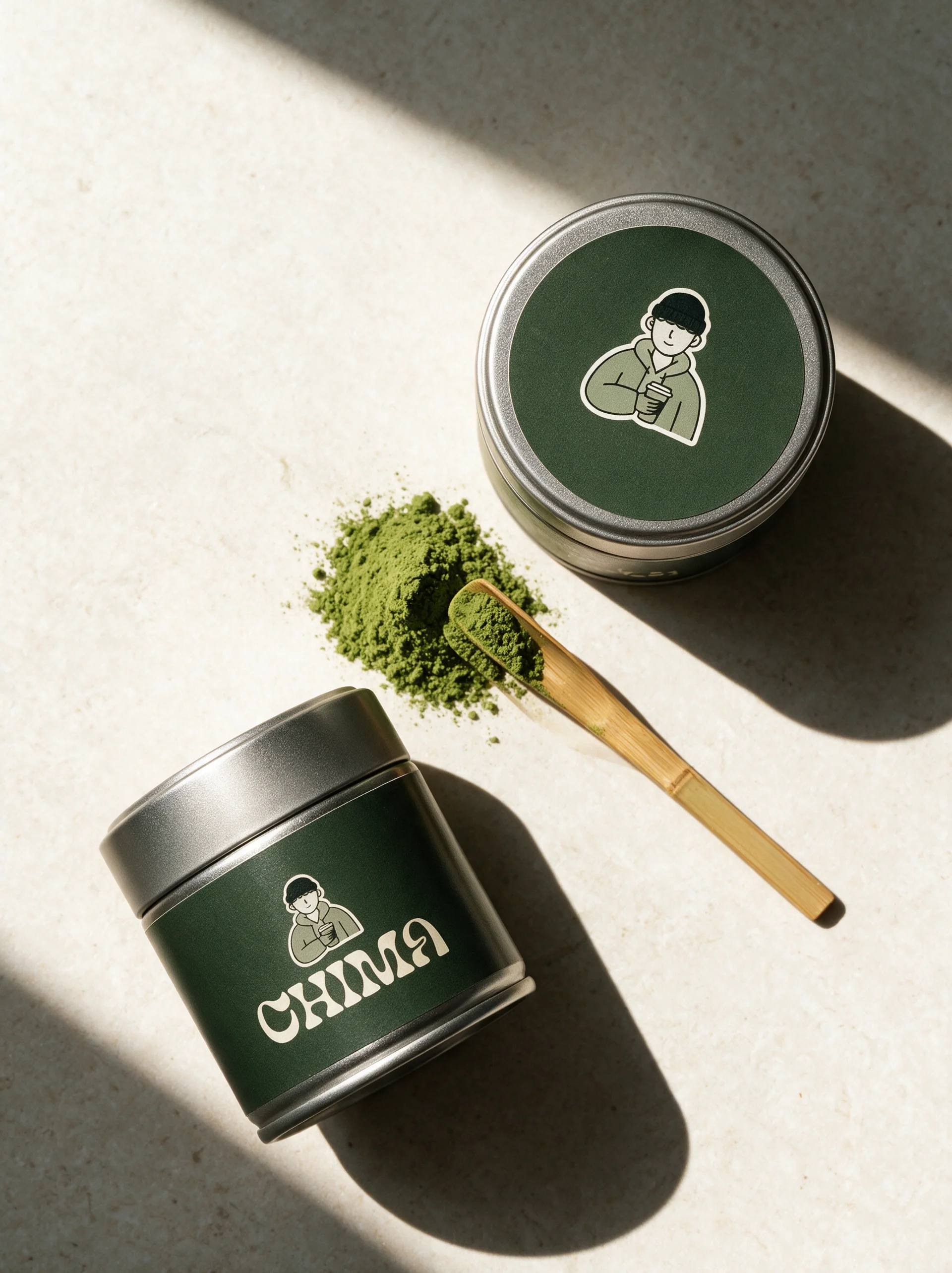 Le couvercle illustré et la boîte Matcha Chima vus du dessus